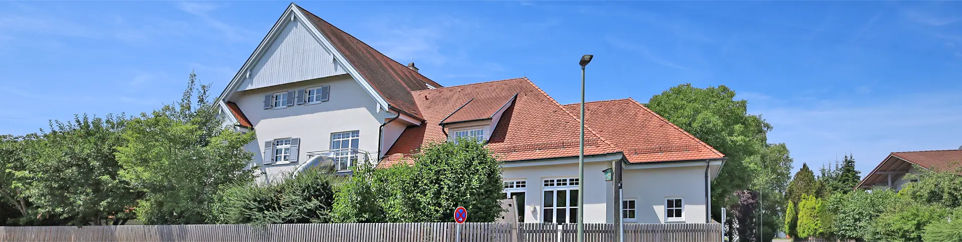 Neue Fassadengestaltung des Gebäudes Headergrafik mit Gebäude des Kindergarten Dettenschwang