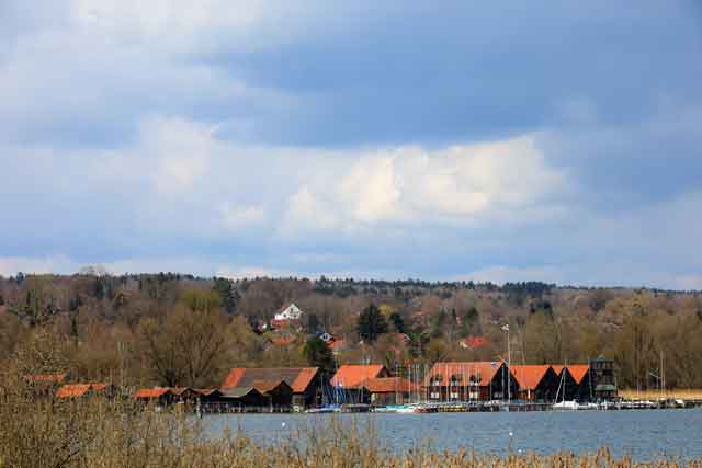 Blick auf die Seeanlagen mit Fischerhütten  vom See aus