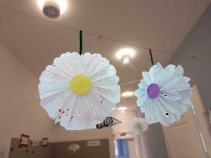 Schmetterlinge und Blumen aus Papier Schmetterlinge und Blumen aus Papier im frühlingshaft dekorierten Gang