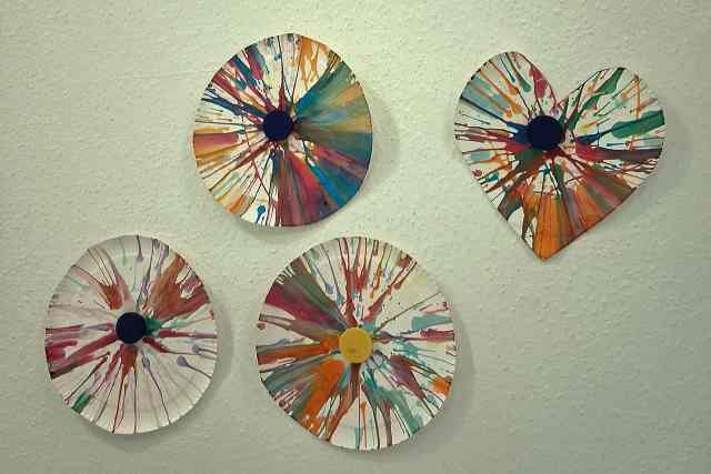 Farbkreis oder Herz mit einer Salatschleuder gestaltet