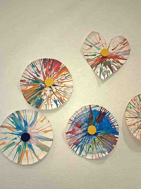 Farbkreis oder Herz mit einer Salatschleuder gestaltet