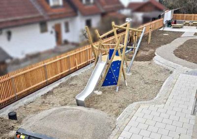 Die ersten großen Spielgeräte stehen