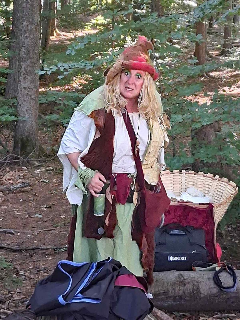 Überraschung für die Kinder beim Waldtag, Pimpernella Pumpelsack besucht sie.