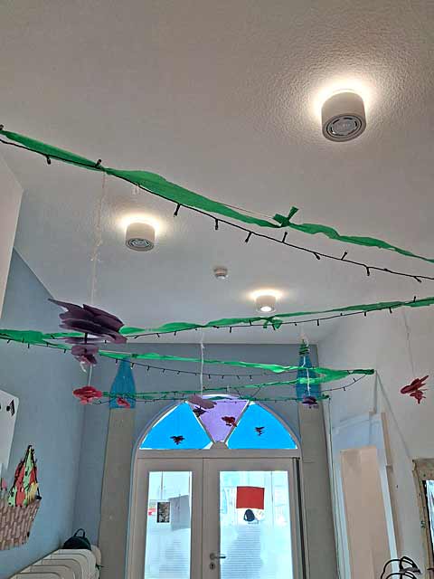 Deko im Gang mit dem Eingang zum Schloss