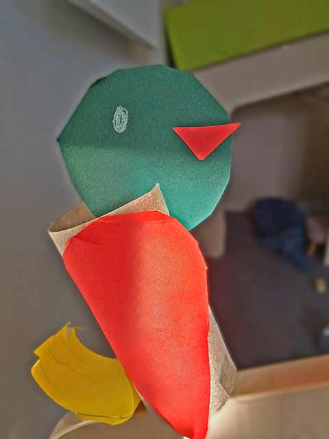 Ein bunter Papiervogel im Gruppenraum der Küken