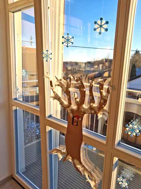 Fensterdeko im Gruppenraum mit Schneeflocken