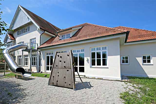 Außenanlage mit Rutsche und Kletterturm Außenanlage mit Rutsche und Kletterturm