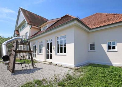 Außenanlage mit Rutsche und Kletterturm