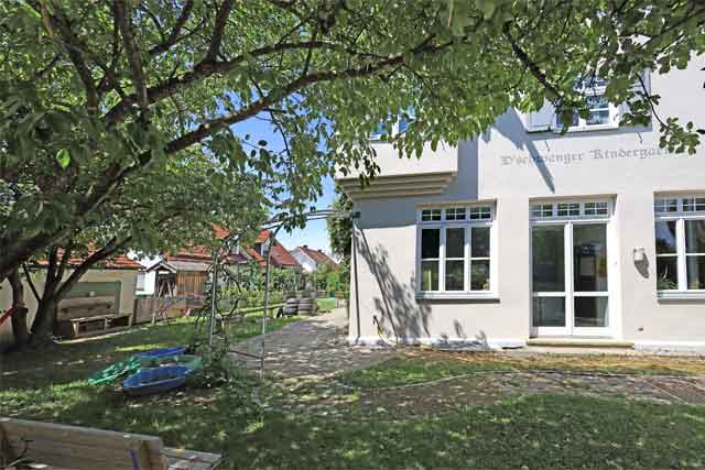 Außenanlage des Kindergartens vor der Erweiterung Außenanlage des Kindergartens vor der Erweiterung