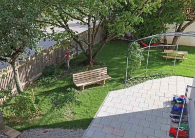 Garten mit Bänken Hängematte und Bobbycar-Abstellplatz