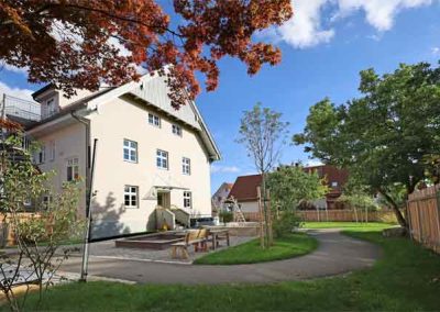 Garten mit Blick auf das Kindergartengebäude