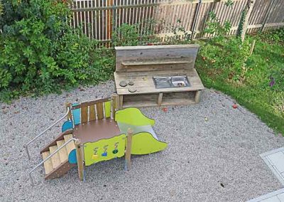 Matschküche und kleine Rutsche