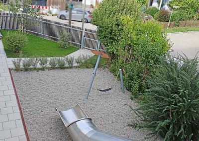 Garten mit Rutsche und Schaukel