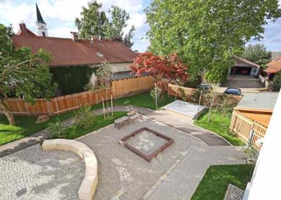Blick in den Garten mit Sandkasten
