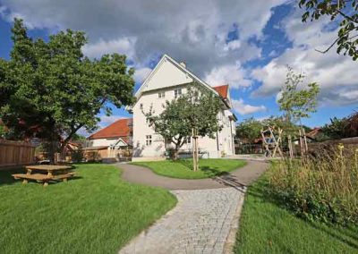 Blick über den Garten auf das Kindergartengebäude