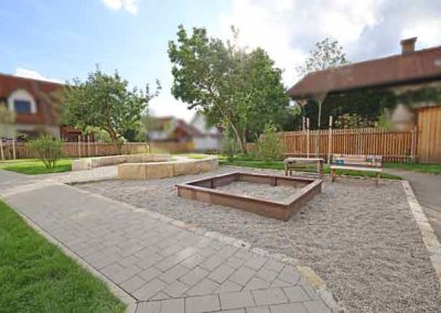 Gartenanlage mit Sandkasten und Wegen