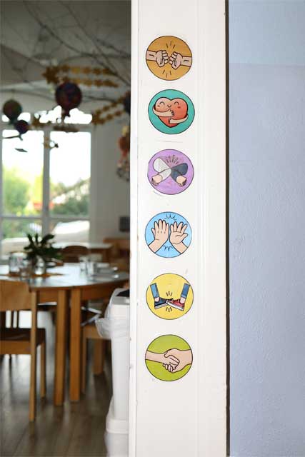 so möchten die Igelkinder morgens begrüßt werden- Umarmung, Faust- oder Ellenbogen Gruß, Fußgruß, high five oder Hände schütteln