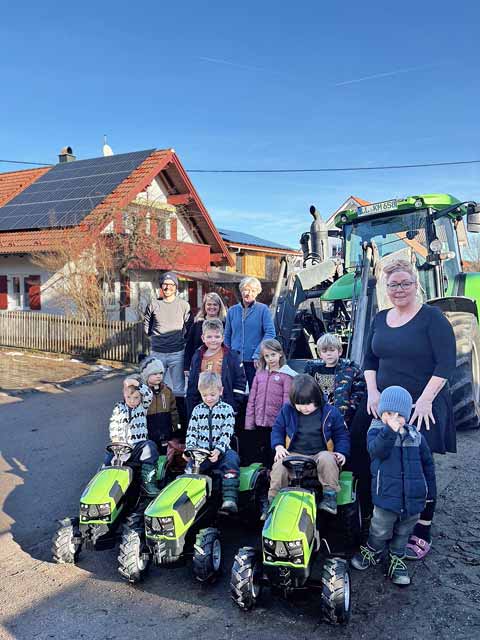 Maximilian Knoller und Bea von Liel von den Dießener Bürgern bei der Spendenübergabe der Trettraktoren